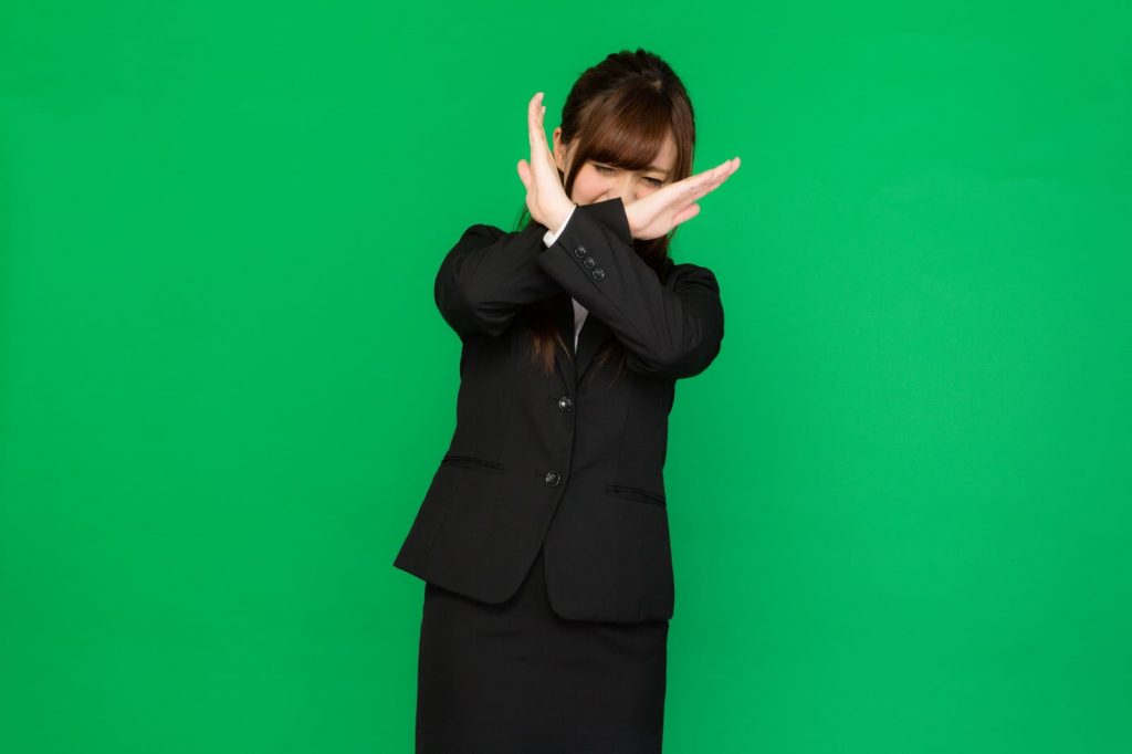 断る女性